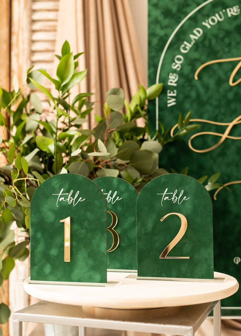 Luksusowe, zielone, aksamitne  – Table Number Gold recenzja i cena