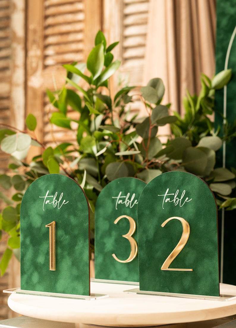 Luksusowe, zielone, aksamitne  – Table Number Gold recenzja i cena