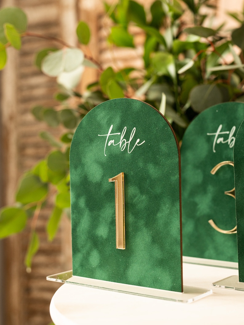 Luksusowe, zielone, aksamitne  – Table Number Gold recenzja i cena